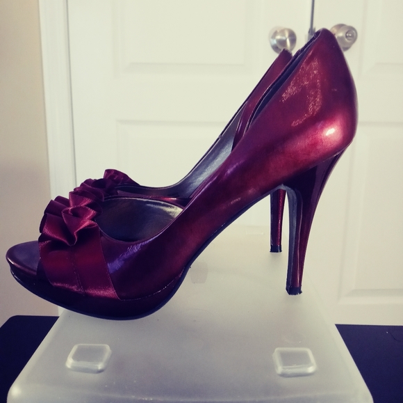 Carlos Santana Maroon Heels - Picture 4 of 10